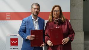La Comunidad de Madrid extiende el convenio con la AVT para ayudar a las víctimas y sus familias El consejero durante el acto