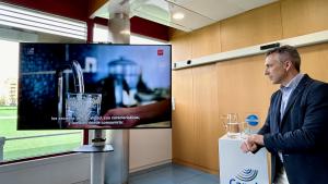 Novillo presenta #deMadridydelgrifo El consejero Carlos Novillo en el laboratorio central de Canal de Isabel II