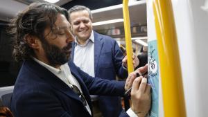 Rodrigo presenta una playlist gratuita para viajeros de Metro El consejero Jorge Rodrigo en la estación de Metro de Moncloa