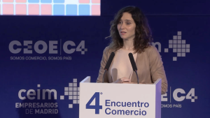 Díaz Ayuso reconoce el papel del comercio con las cifras “reales” y no de “maquillaje” que genera: 29.000 millones y 400.000 empleos La presidenta durante el encuentro