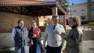 La Comunidad de Madrid renueva la Plaza de la Constitución de Valdeavero para mejorar su accesibilidad El viceconsejero en la visita