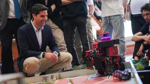 Emilio Viciana observa algunos de los proyectos de la competición de robótica Eurobot Spain