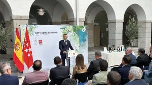 Novillo participa en una cata de las diez marcas incluidas en la DOP El consejero Carlos Novillo en la Real Casa de Postas
