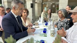 El consejero Carlos Novillo en la Real Casa de Postas