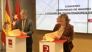 La Comunidad de Madrid acuerda con los registradores acercar su labor a los ayuntamientos para mejorar su gestión El consejero Miguel Ángel García con la decana del Colegio de Registradores de España