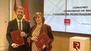La Comunidad de Madrid acuerda con los registradores acercar su labor a los ayuntamientos para mejorar su gestión El consejero Miguel Ángel García con la decana del Colegio de Registradores de España