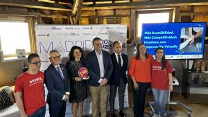 El consejero Jorge Rodrigo durante la entrega del sello Dis-Friendly del Grupo Envera
