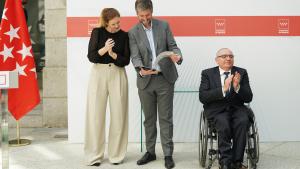 La Comunidad revisará su normativa para garantizar una terminología adecuada para referirse a las personas con discapacidad Los consejeros Miguel Ángel García Martín y Ana Dávila en la Real Casa de Postas