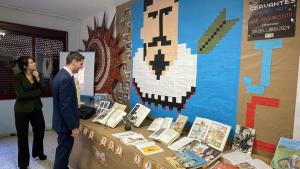 La Comunidad de Madrid destaca la importancia de fomentar la lectura entre los estudiantes El consejero Emilio Viciana en el colegio público Joaquín Costa