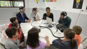 La Comunidad de Madrid destaca la importancia de fomentar la lectura entre los estudiantes El consejero Emilio Viciana en el colegio público Joaquín Costa