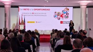 La consejera Rocío Albert durante la inauguración de la jornada Del Reto a la Oportunidad
