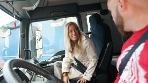 La Comunidad de Madrid forma a conductores de vehículos pesados para cubrir el déficit de profesionales en el sector Rocío Albert en su visita a la autoescuela Gala