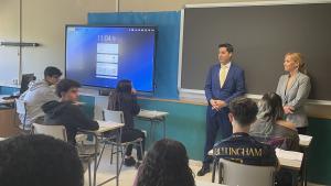 El consejero Emilio Viciana en el centro público de Primaria y Secundaria Adolfo Suárez