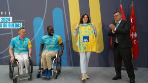 La presidenta ha recibido hoy en la Real Casa de Postas a estos deportistas y ha expresado el orgullo que representan por su esfuerzo, constancia y éxitoLa presidenta Isabel Díaz Ayuso junto al Club Deportivo Ilunion de Baloncesto en Silla de Ruedas La presidenta Isabel Díaz Ayuso junto al Club Deportivo Ilunion de Baloncesto en Silla de Ruedas