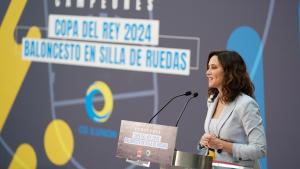 La presidenta ha recibido hoy en la Real Casa de Postas a estos deportistas y ha expresado el orgullo que representan por su esfuerzo, constancia y éxito La presidenta Isabel Díaz Ayuso junto al Club Deportivo Ilunion de Baloncesto en Silla de Ruedas