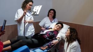 Díaz Ayuso garantiza a los pacientes de ELA que en Madrid están “en las mejores manos” y destaca la formación que recibirán sus cuidadores en el Zendal La presidenta durante su visita