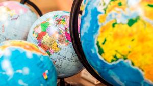 Varios mapas de globos terráqueos