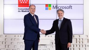 El consejero Miguel López-Valverde durante la firma de un acuerdo de colaboración con Microsoft