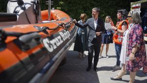 El consejero Miguel Ángel García Martín durante su visita al centro de la Cruz Roja en Majadahonda 