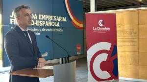 El consejero Carlos Novillo hablando durante una jornada sobre Innovación y Descarbonización de la Construcción