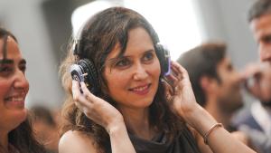 Díaz Ayuso anima a los jóvenes emprendedores a venir a Madrid, “la región más abierta a la innovación e inversión” La presidenta durante su visita al summit