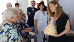 La Comunidad de Madrid invierte 16,6 millones de euros para hacer frente a las olas de calor en los centros sociosanitarios La consejera Ana Dávila