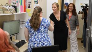 La consejera Ana Dávila durante su visita a la Residencia y Centro de Día Nuestra Señora de Valvanera