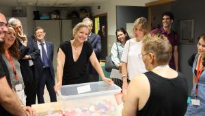 La consejera Ana Dávila durante su visita a la Residencia y Centro de Día Nuestra Señora de Valvanera