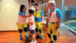 Encuentro de los sanitarios de SUMMA 112 con el niño cuyo parto asistieron hace 10 años