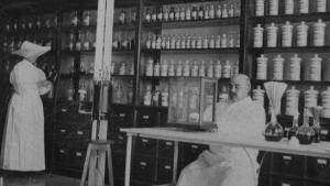 La Comunidad de Madrid celebra el centenario del Hospital público Santa Cristina, que comenzó como Casa de Salud y atiende 120.000 consultas al año Hospital público Santa Cristina