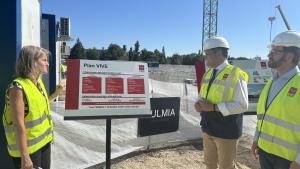 El consejero Jorge Rodrigo durante su visita en Pinto a la construcción de viviendas del Plan Vive