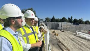 El consejero Jorge Rodrigo durante su visita en Pinto a la construcción de viviendas del Plan Vive
