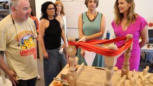 La consejera Ana Dávila durante su visita en Parla a la Fundación Manantial