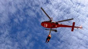 Helicóptero del GERA Un helicóptero del GERA volando con un paciente