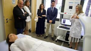 El consejero Emilio Viciana durante su visita al IMDEA Alimentación