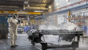 Un trabajador en los talleres de Metro