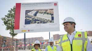 Rodrigo visita las obras de pisos de la AVS en Puente de Vallecas El consejero Jorge Rodrigo durante una visita a las obras de pisos de la AVS en Puente de Vallecas