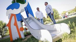La Comunidad de Madrid finaliza las obras de acondicionamiento de la calle Cruz de Carabaña y renueva los columpios de la piscina municipal José Antonio Sánchez, junto al alcalde de Carabaña, Mario Terrón, observando algunas de las obras realizadas en el municipio