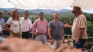 El Valle de los Neandertales de la Comunidad de Madrid, entre los yacimientos con restos fósiles más antiguos de la Península Ibérica Mariano de Paco Serrano durante su visita al Valle de los Neandertales