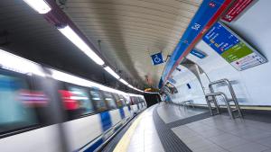 Tren en la estación de Metro de Sol
