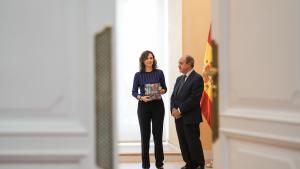La presidenta recibiendo la memoria