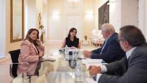 La presidenta Isabel Díaz Ayuso reunida  con el presidente de la Fundación Internacional de la Artrosis Josep Vergés
