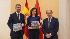 La presidenta recibiendo la memoria