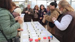Personas alredeor de una mesa en una jornada de aromas esenciales