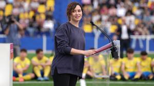 La presidenta durante la visita a Villamanta y la entrega del premio a la selección