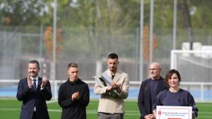 La presidenta durante la visita a Villamanta y la entrega del premio a la selección
