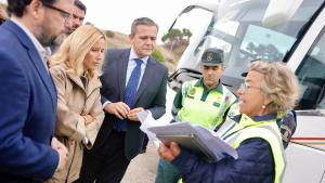 El consejero Jorge Rodrigo durante la inspección del transporte escolar junto al IES Virgen de la Paz de Alcobendas