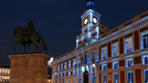 La Real Casa de Correos iluminada