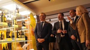 Novillo y De Paco Serrano inauguran la exposición Madrid también se bebe. Una historia del vino Los consejeros Carlos Novillo y Mariano de Paco Serrano en la exposición Madrid también se bebe Una historia del vino