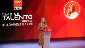La consejera Rocío Albert durante la entrega de los reconocimientos a la primera promoción del Plan de Talento Digital